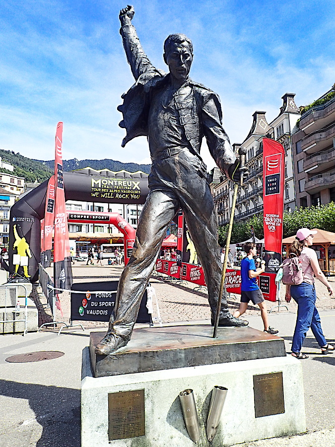 30 Freddie Mercury se narodil na Zanzibaru, tady rád a často pobýval.  