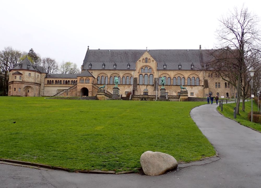 55 Románský palác Kaiserpfalz