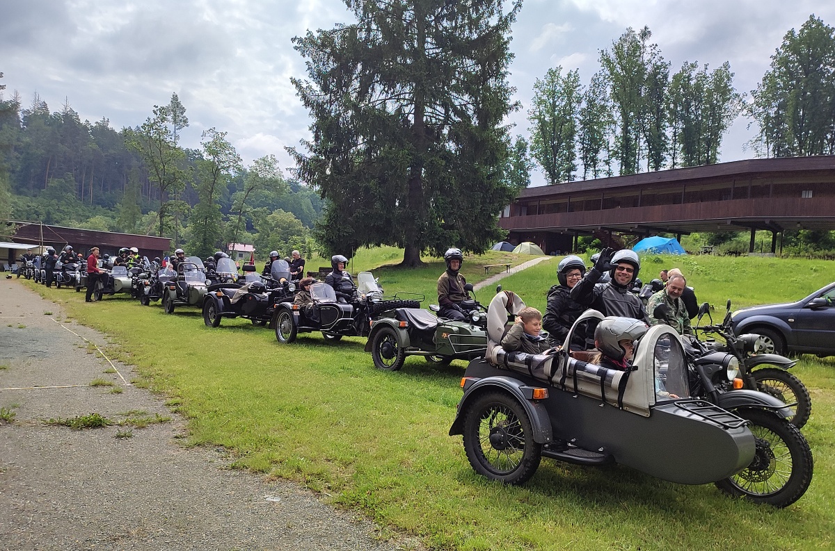 15 Skoro 40 ukrajinských, ruských a kazachstánských ( jeden) motocyklů startuje na vyjížďku.