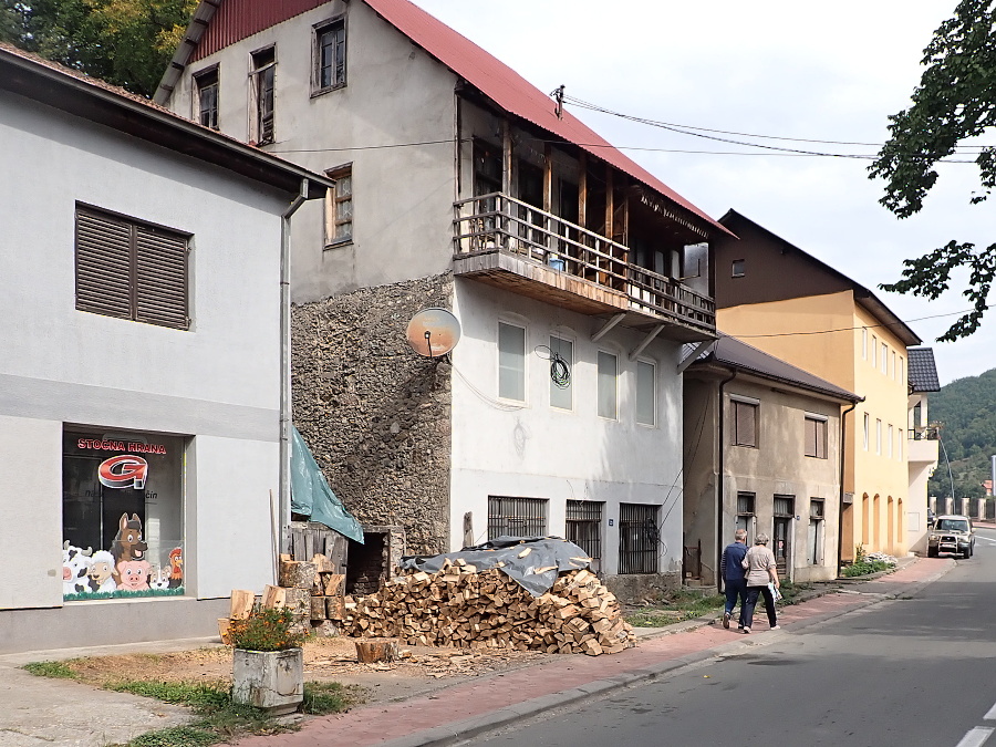 42 Zima bude tuhá, všude jsou připravené hromady dřeva.