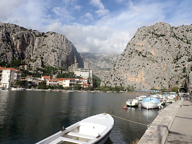 21 Omiš s novým dálničním mostem nad řekou Cetinou