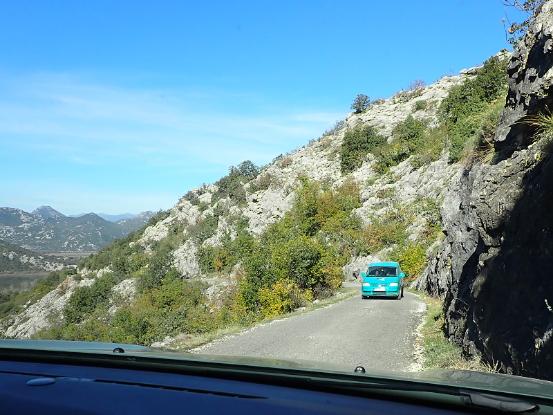 56 Potkat v protisměru auto je docela adrenalin. A to jsme byli osobákem.