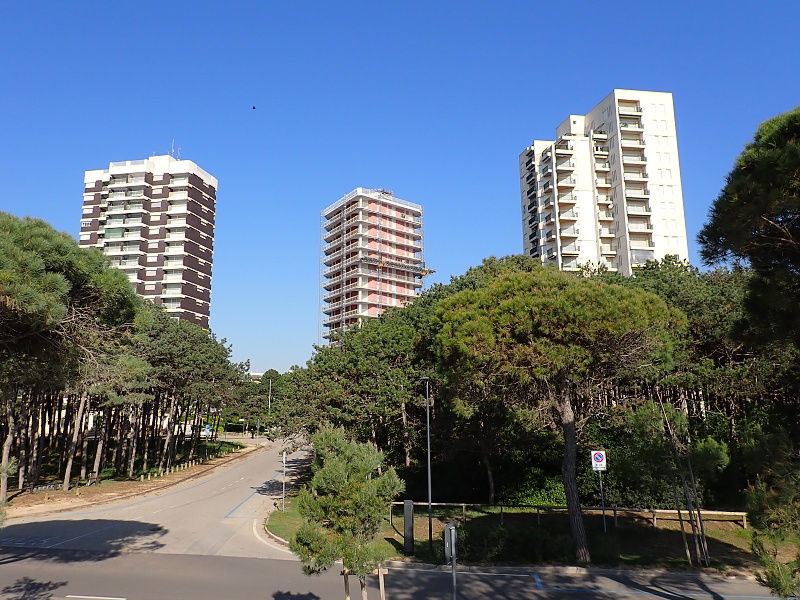 56 Lignano v noci zářilo přes záliv jako severoamerické City. Tak jsme si tam ráno zajeli.