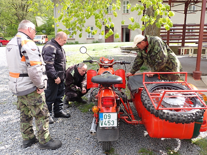 23 Odpoledne se začali sjíždět kamarádi na Slezský sraz motocyklů Ural - Dněpr.