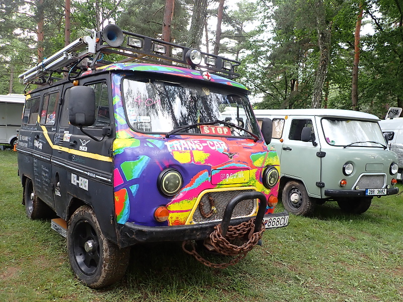 14 Buchanky - UAZ  tu byly čtyři .