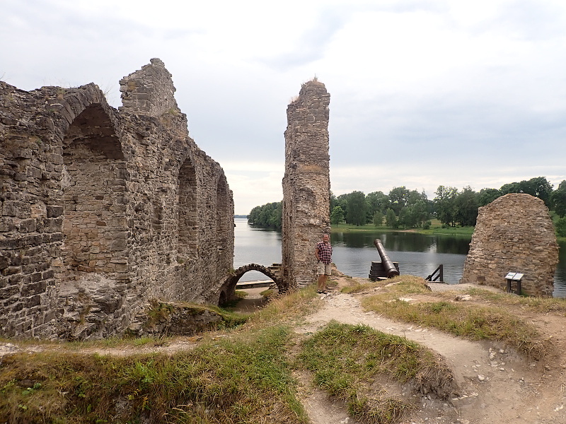 18 Koknese, hrad nad řekou Daugava.