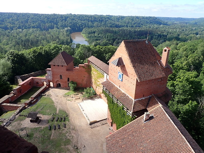 22 Pěkný hrad v Turaidě, pohled z  věže.