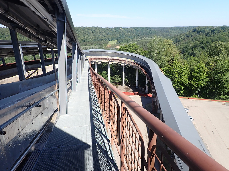 24 Bobová dráha (nahoře) ve městě Sigulda.