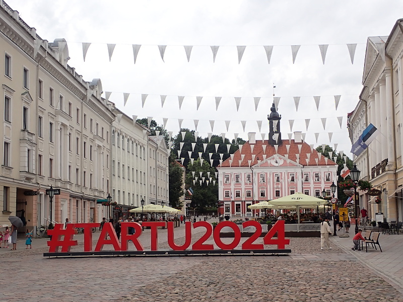 32 Krásné město Tartu se starobylou univerzitou, kde zrovna probíhaly promoce.