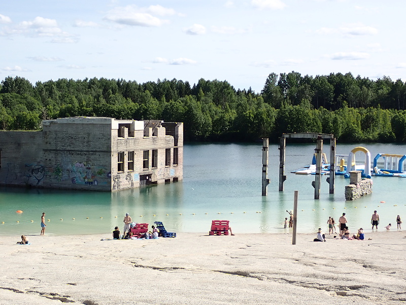 77 Po skončení těžby se přestala z lomu odčerpávat voda a vzniklo jezero. Za symbolické vstupné.