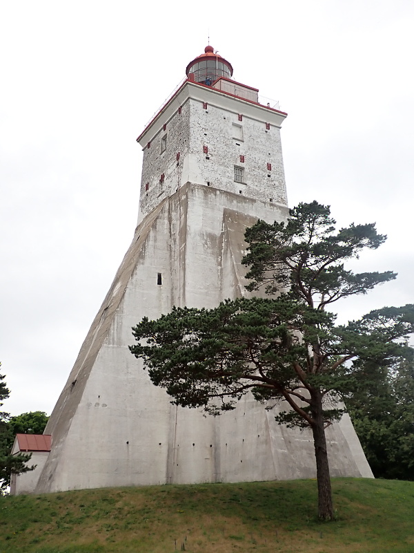 89 Maják Kopu je třetí nejstarší na světě fungující bez přerušení. Jeho zvláštní poslední podoba je z roku 1845.