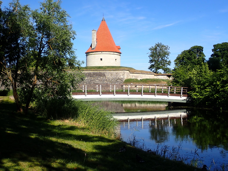 97 Kuresaare, nejzachovalejší baltský hrad.