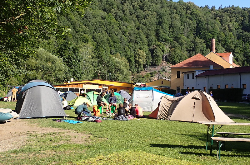 11 18, 00 po 34 km. Kemp Vltavan, špatná volba. Drahý a v noci hlučný.