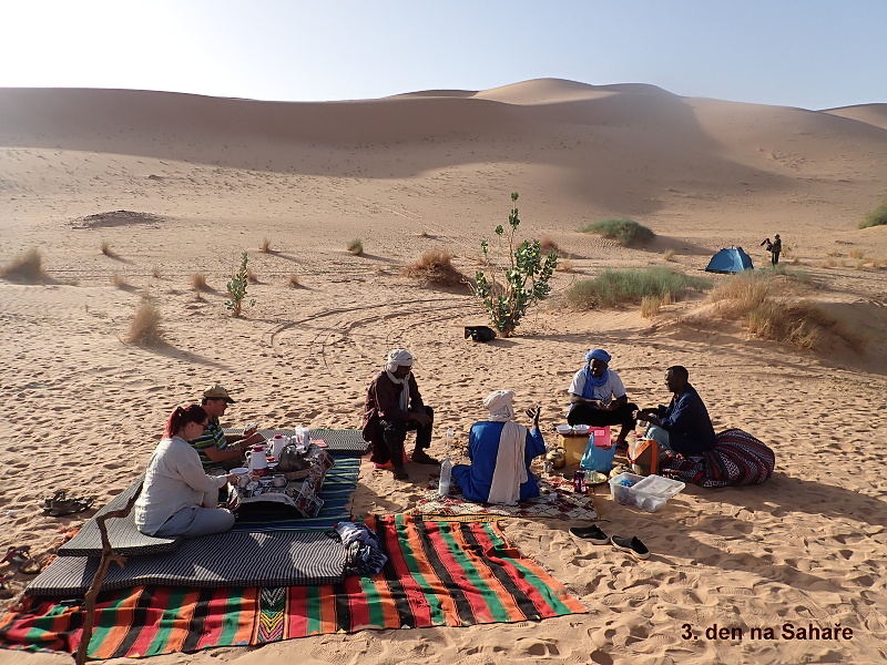 44 Ostatní ještě spí, Tuaregové vaří čaj.