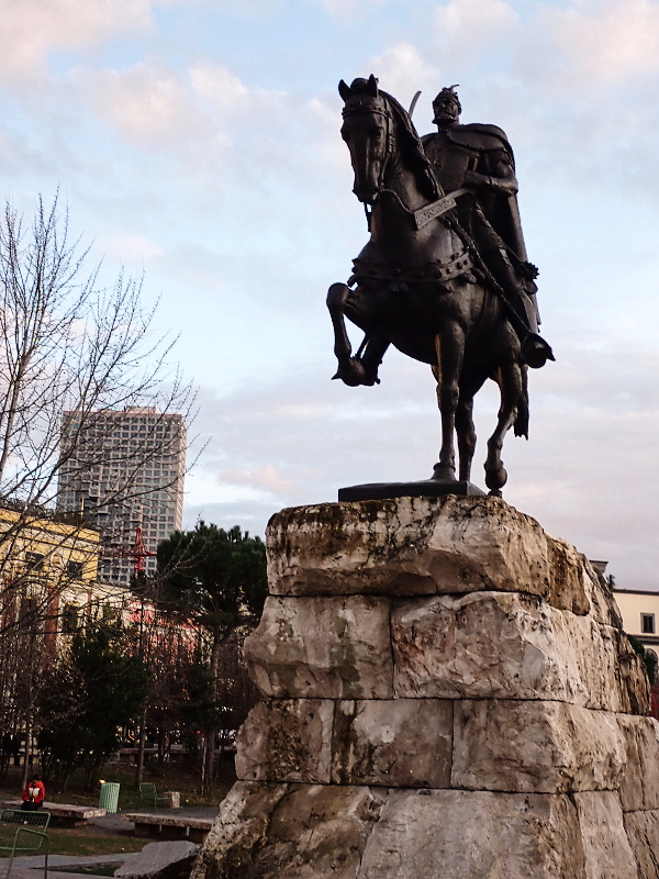 32 Nejvýznamnější historická osoba v Albánii, Skanderbeg, současník Jiřího z Poděbrad