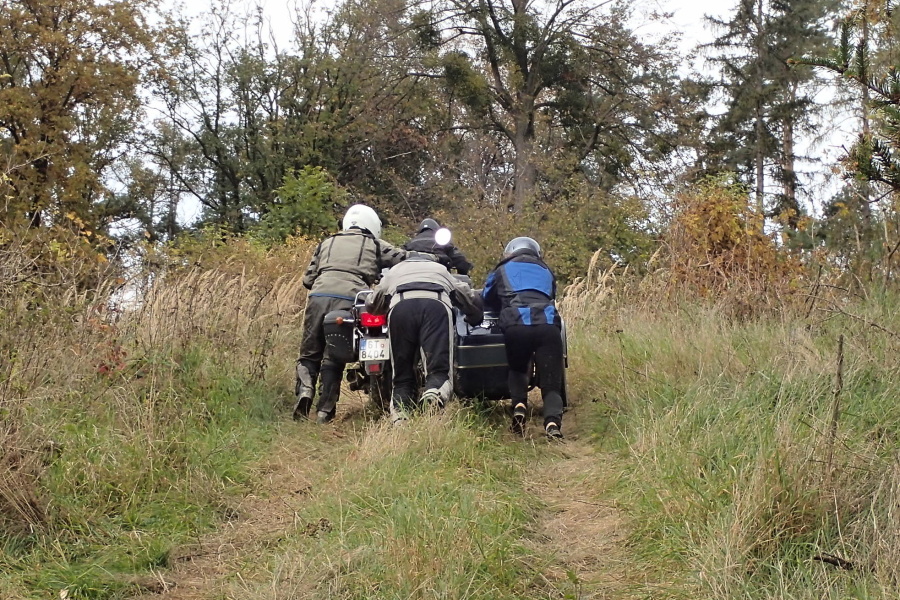 17 Někdy je třeba motocyklu pomoci