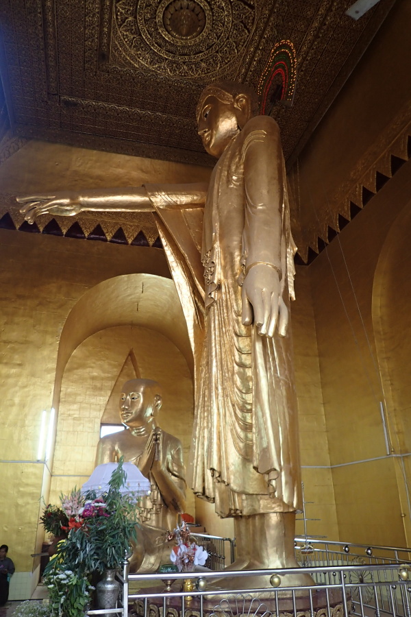 09 Zlatý Buddha na Madalajské hoře shlíží na město