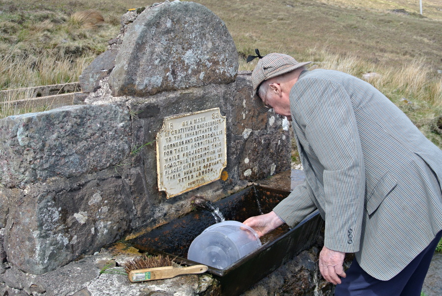 23 Stařík obětavě čistil studánku